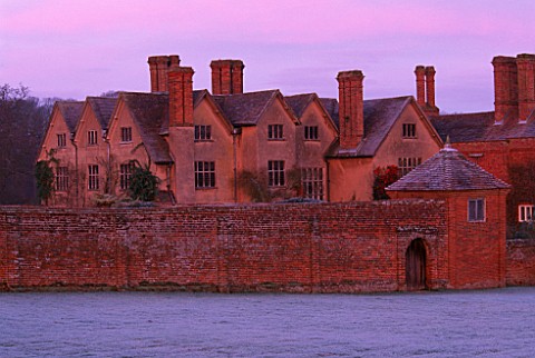PACKWOOD_HOUSE__WARWICKSHIRE__AT_DAWN_IN_WINTER