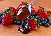 STRAWBERRIES AND BLUEBERRIES WITH MELTED CHOCOLTAE