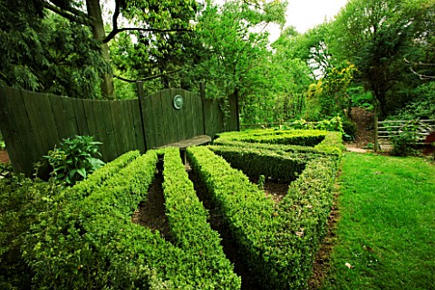 BOX_EDGED_KNOT_GARDEN_BESIDE_A_WOODEN_FENCE_AT_THE_COTTAGE_HERBERY___WORCESTERSHIRE