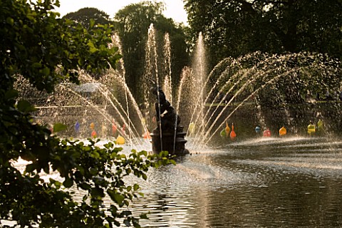 FOUNTAIN_AT_KEW_GARDENS_WITH_CHIHULYS_GLASS_INSTALLATIONS__LONDON