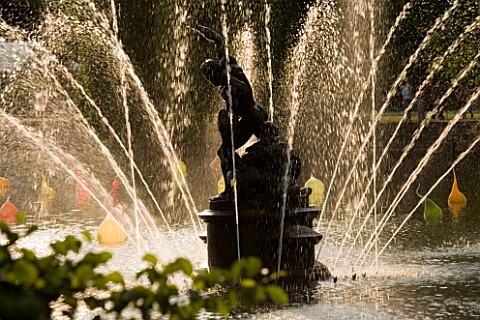 FOUNTAIN_AT_KEW_GARDENS_WITH_CHIHULYS_GLASS_INSTALLATIONS__LONDON