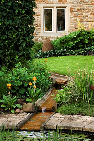 WATER_FEATURE_RILL_SPILLING_INTO_A_CIRCULAR_POOL_WINGWELL_NURSERY___RUTLAND