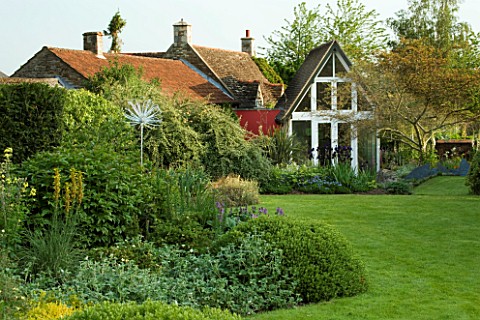 VIEW_TO_THE_HOUSE_ACROSS_THE_LAWN_AT_WINGWELL_NURSERY___RUTLAND