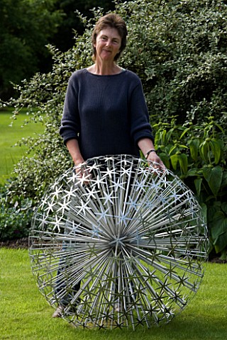 ROSE_DEJARDIN_ON_THE_LAWN_WITH_ALLIUM__A_SCULPTURE_BY_RUTH_MOILLIET_WINGWELL_NURSERY___RUTLAND