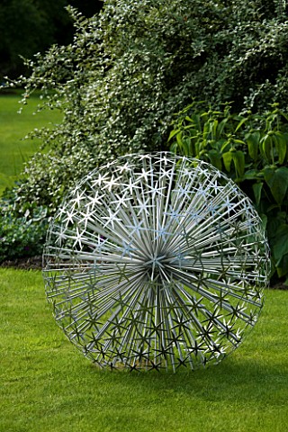 ALLIUM_SCULPTURE_BY_RUTH_MOILLIET_ON_THE_LAWN_AT_WINGWELL_NURSERY__RUTLAND