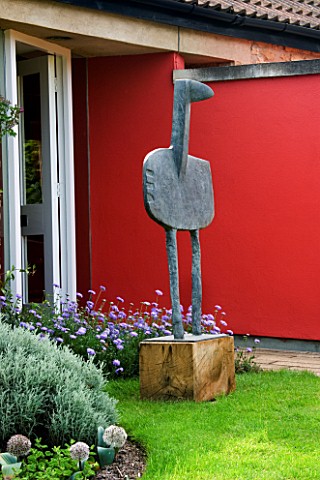 SEA_BIRD_SCULPTURE_BY_CHRIS_MARVELL_STANDS_ON_THE_LAWN_BY_THE_FRONT_DOOR_OF_THE_HOUSE_WITH_THE_RED_W