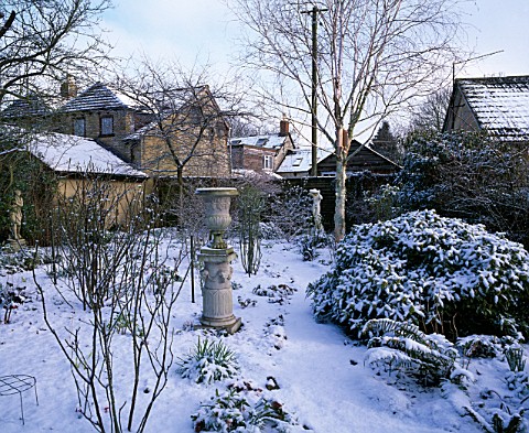 WINTER__WOODCHIPPINGS__NORTHAMPTONSHIRE_THE_GARDEN_IN_SNOW_WITH_A_STONE_URN