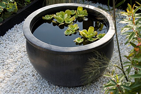 GRANITE_CONTAINER_WATER_FEATURE_DESIGNERS_BEVERLEY_KNIGHT_AND_JOHN_GODWIN