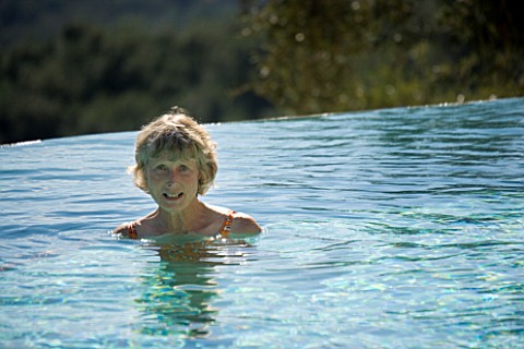 GINA_PRICE_SWIMMING_IN_THE_INFINITY_SWIMMING_POOL