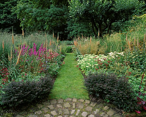 MAYROYD_MILL_HOUSE__YORKSHIRE_DESIGNERS_RICHARD_EASTON_AND_STEVE_MACKAY__STONE_CIRCLE_AND_GRASS_PATH