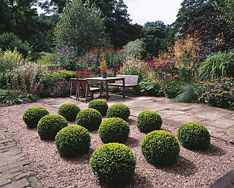 MAYROYD_MILL_HOUSE__YORKSHIRE_DESIGNERS_RICHARD_EASTON_AND_STEVE_MACKAY__BOX_BALLS_IN_GRAVEL_WITH_WO