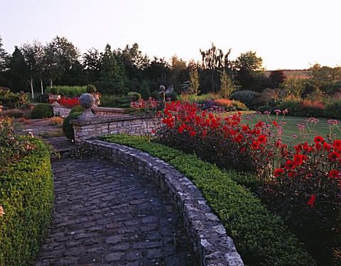 LADY_FARM__SOMERSET_EVENING_LIGHT_ON_THE_TERRACE_WITH_BOX_HEDGING_AND_DAHLIA_BISHOP_OF_LLANDAF