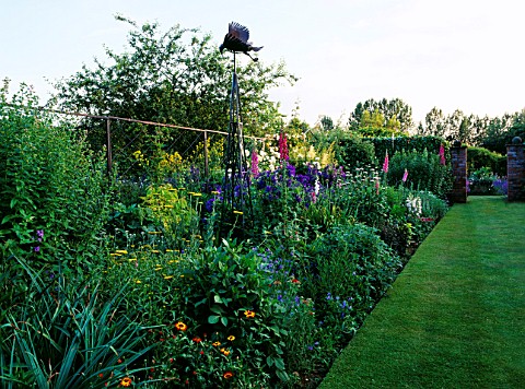 HALL_FARM__LINCOLNSHIRE_HERBACEOUS_BORDER_WITH_A_SCULPTURE_OF_AN_EAGLE_BY_PAUL_GILBARD