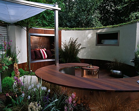 URBAN_SPACE_GARDEN__CHELSEA_FLOWER_SHOW_2005__DESIGNER_KATE_GOULD_TOWN_GARDEN_WITH_CURVED_WOODEN_SEA
