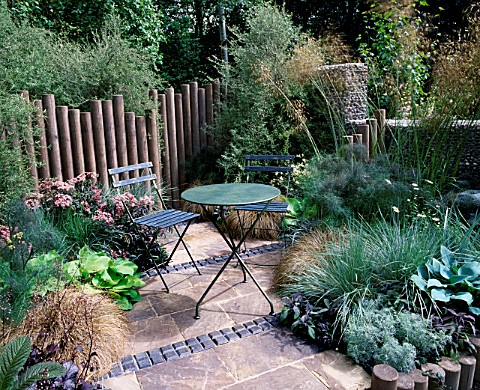 CHELSEA_FLOWER_SHOW_2005_BEYOND_THE_PALE__DESIGNED_BY_STEPHEN_FIRTH_COURTYARD_GARDEN_WITH_TABLE_AND_