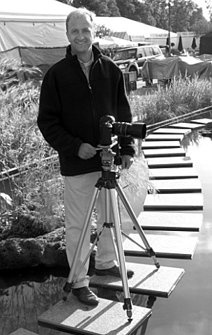 CLIVE_NICHOLS_WITH_CAMERA_AT_HAMPTON_COURT_BLACK_AND_WHITE_IMAGE