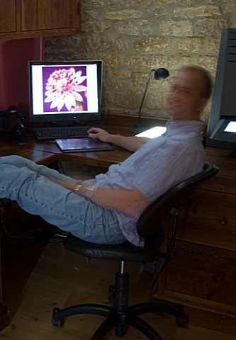 CLIVE_NICHOLS_IN_FRONT_OF_THE_COMPUTER