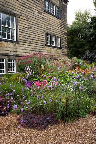 MAYROYD_MILL_HOUSE__YORKSHIRE_DESIGNERS_RICHARD_EASTON_AND_STEVE_MACKAY_BORDER_BESIDE_THE_MILL_WITH_