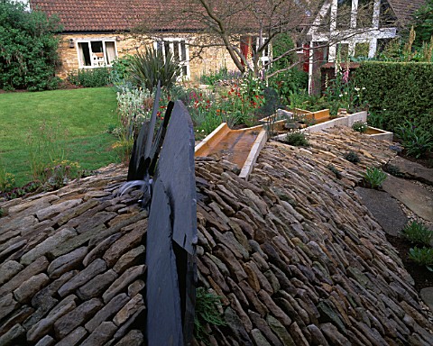 WINGWELL_NURSERY__RUTLAND_SLATE_WATER_SPOUT_AND_RILL_LEADING_OFF_TOWARDS_THE_HOUSE_WATER_FEATURE