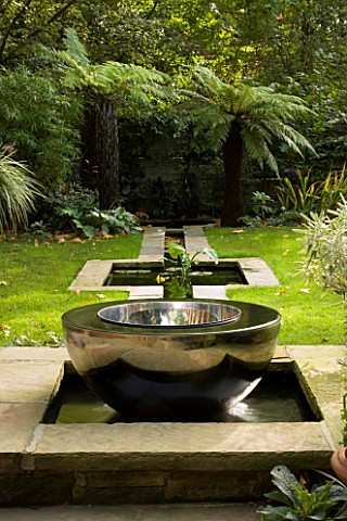 CHALICE_SUNDIAL_IN_POOL_BY_DAVID_HARBER_BESIDE_RILL_WITH_LAWN