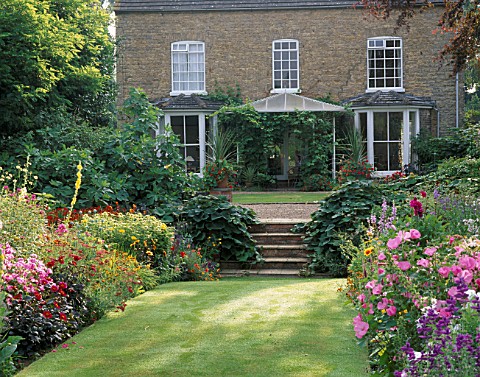 HALL_FARM__LINCOLNSHIRE_VIEW_ALONG_LAWN_AND_DOUBLE_HERBACEOUS_BORDERS_TO_THE_HOUSE