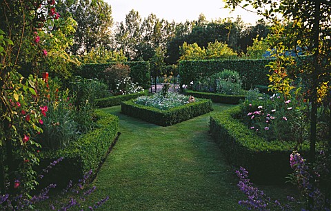 HALL_FARM__LINCOLNSHIRE_GARDEN_WITH_FORMAL_BOXED_EDGED_BEDS_PLANTED_WITH_PERENNIALS