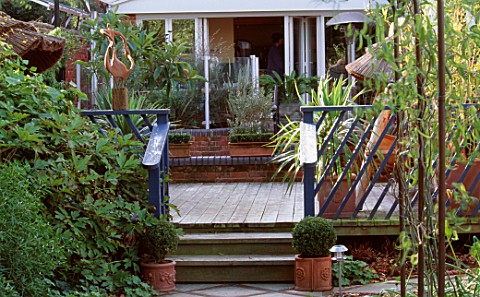 VIEW_ALONG_PATH_TO_DECKING__STEPS_AND_SCULPTURE_BY_PAM_FOLEY_AT_THE_GALAXIE_HOTEL__OXFORD
