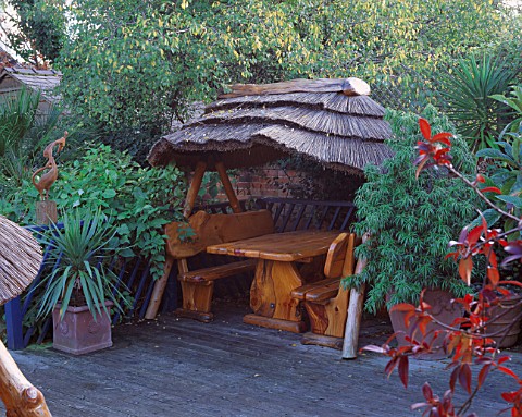 GALAXIE_HOTEL__OXFORD_DECKING_WITH_THATCHED_COVERED_SEAT_IN_THE_GARDEN