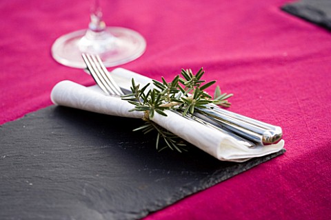 BARBEQUE_PROJECT_TABLE_SETTING_WITH_SLATE_TABLE_MAT_AND_ROSEMARY_NAPKIN_RING_DESIGN_BY_CLARE_MATTHEW