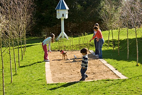 CLARE_MATTHEWS_AND_HER_CHILDREN_PLAYING_BOULES_ON_THE_BOULES_COURT_DESIGNER_CLARE_MATTHEWS