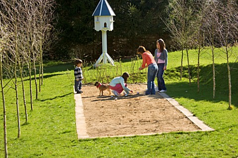 CLARE_MATTHEWS_AND_HER_CHILDREN_PLAYING_BOULES_ON_THE_BOULES_COURT_DESIGNER_CLARE_MATTHEWS