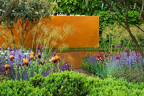 THE_DAILY_TELEGRAPH_GARDEN__CHELSEA_2006__DESIGNER_TOM_STUARTSMITH_BEDS_WITH_IRISES__ALLIUMS_AND_STI