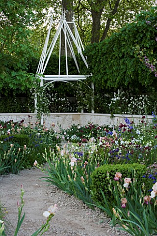 CHELSEA_FLOWER_SHOW_2006_FRENCH_CHALK_GARDEN_FOR_LAURENT_PERRIER_DESIGNED_BY_JINNY_BLOM_A_WHITE__MET