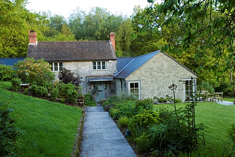 DESIGNER_HELEN_DOOLEY__ROSE_COTTAGE__DORSET_VIEW_OF_COTTAGE_FROM_FRONT_GATE_SLATE_PATH__ASTRANTIA_RO