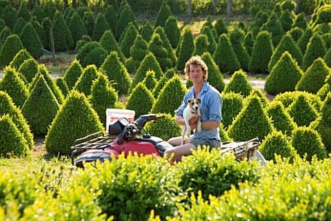 EYRE_SYKES_IN_HIS_TOPIARY_NURSERY_BELLAMONT_TOPIARY__DORSET