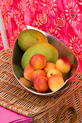 DESIGNER_CLARE_MATTHEWS_WIND_BREAK_SCREEN_PROJECT_SILVER_METAL_FRUIT_BOWL_WITH_MANGOES_AND_PEACHES