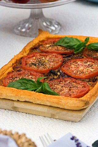 DESIGNER_CLARE_MATTHEWS_VEGETARIAN_TART_MADE_WITH_TOMATOES_AND_RED_ONIONS