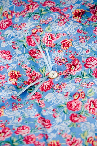 DESIGNER_CLARE_MATTHEWS_DETAIL_OF_BED_ROLL_WITH_BUTTON