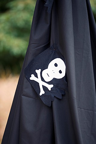 DESIGNER_CLARE_MATTHEWS__CHILDRENS_PARTY__BLACK_PIRATE_TENT_WITH_SKULL_AND_CROSSBONE