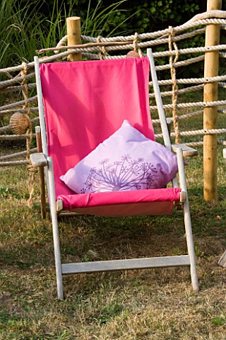 DESIGNER_CLARE_MATTHEWS_ROPE_SCREEN_HIDEAWAY__DECK_CHAIR_WITH_PINK_COVER_AND_LILAC_CUSHION_INSIDE_RO
