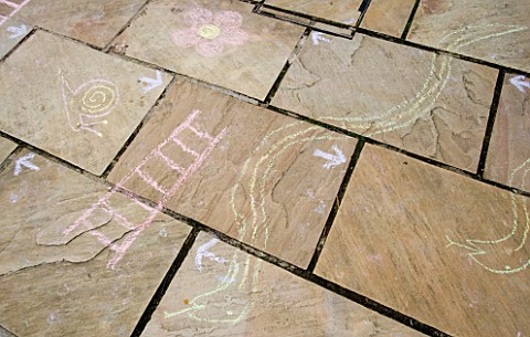 DESIGNER_CLARE_MATTHEWS_SNAKES_AND_LADDERS_CHALK_DRAWING_OF_SNAKES_AND_LADDERS_ON_PATIO