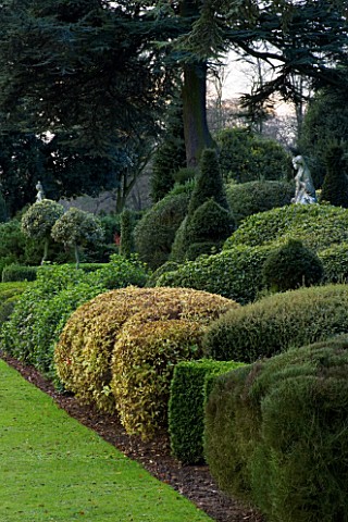 BRODSWORTH_HALL__YORKSHIRE_ENGLISH_HERITAGE_EVERGREEN_TOPIARY_BORDERS_AND_STATUE