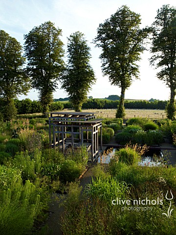 BURY_COURT__HAMPSHIRE_FRONT_GARDEN_DESIGNED_BY_CHRISTOPHER_BRADLEYHOLE_LARGE_SQUARE_FORMAL_POOL__WOO