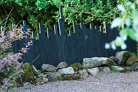VEDDW_HOUSE_GARDEN__GWENT__WALES_DESIGNERS_ANNE_WAREHAM_AND_CHARLES_HAWES__UNUSUAL_BLACK_FENCE_WITH_