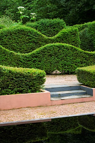 VEDDW_HOUSE_GARDEN__GWENT__WALES_DESIGNERS_ANNE_WAREHAM_AND_CHARLES_HAWES__YEW_HEDGES_BESIDE_THE_REF
