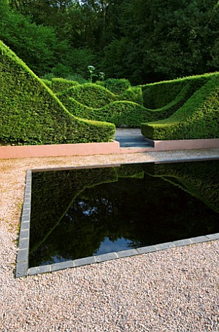 VEDDW_HOUSE_GARDEN__GWENT__WALES_DESIGNERS_ANNE_WAREHAM_AND_CHARLES_HAWES__THE_REFLECTING_POOL_WITH_