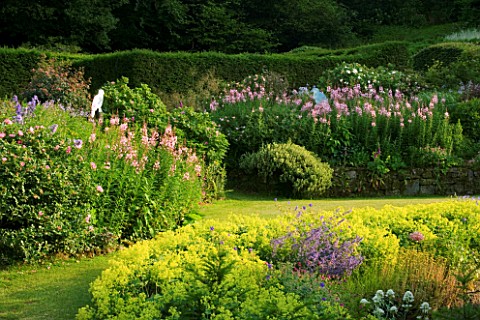 VEDDW_HOUSE_GARDEN__GWENT__WALES_DESIGNERS_ANNE_WAREHAM_AND_CHARLES_HAWES__VIEW_ACROSS_THE_CRESCENT_