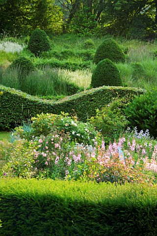 VEDDW_HOUSE_GARDEN__GWENT__WALES_DESIGNERS_ANNE_WAREHAM_AND_CHARLES_HAWES__VIEW_ACROSS_GRASSES_PARTE