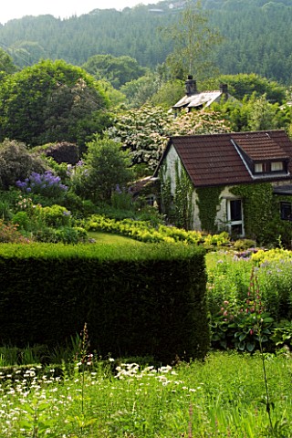 VEDDW_HOUSE_GARDEN__GWENT__WALES_DESIGNERS_ANNE_WAREHAM_AND_CHARLES_HAWES__VIEW_TO_THE_WELSH_COUNTRY
