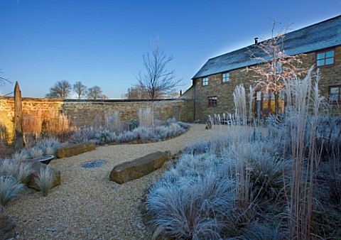 RICKYARD_BARN_GARDEN__NORTHAMPTONSHIRE__WINTER__THE_GARDEN_IN_FROST_AT_DAWN_WITH_THE_BARN_BEHIND